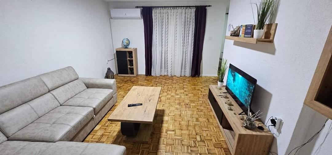 Bosanska DubicaStan Na Dan Kozarska Dubicaアパートメント エクステリア 写真